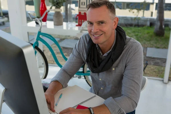 Zakenman aan het bureau in functie — Stockfoto