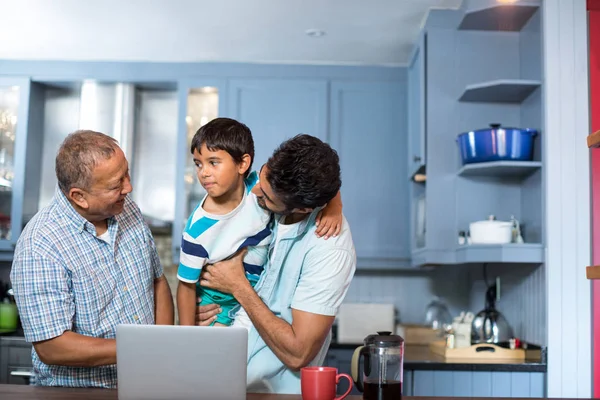 Vader zoon terwijl je met man uitvoering — Stockfoto