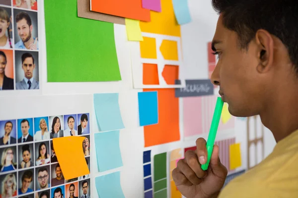 Thoughtful man looking at sticky notes — Stock Photo, Image