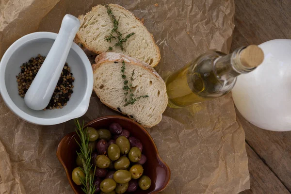 Olive con bottiglia di olio e pane — Foto Stock
