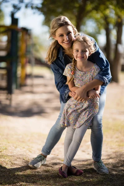 Mor och dotter ha kul i parken — Stockfoto