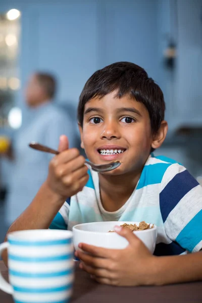 Junge beim Müsli-Frühstück zu Hause — Stockfoto