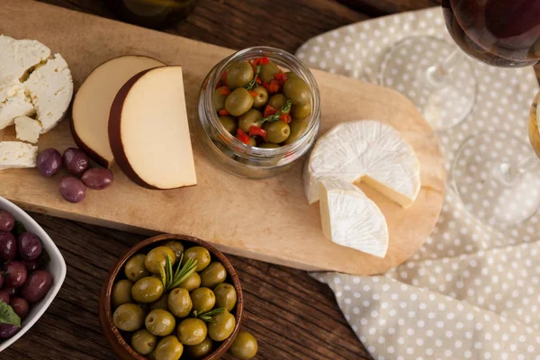 Aceitunas con queso y verduras — Foto de Stock