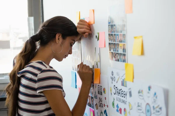 Femme fatiguée penchée sur le mur avec des notes collantes — Photo