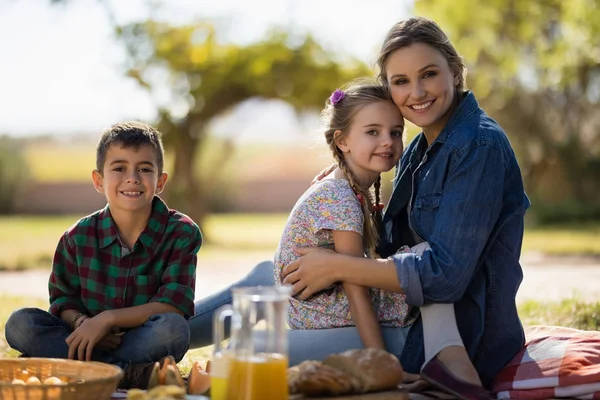 Mutter und Kinder genießen gemeinsam Picknick — Stockfoto