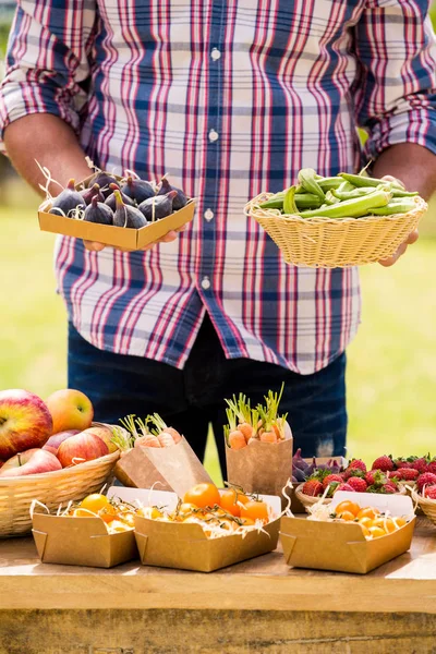 Jonge man verkopen vijgen en okras — Stockfoto