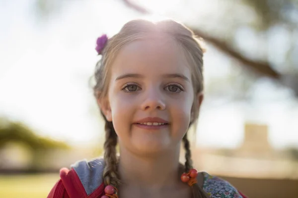 Girl smiling at camera on a sunny day — Stock Photo, Image