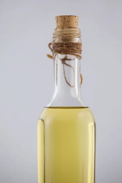 Botella de aceite de oliva con corcho —  Fotos de Stock