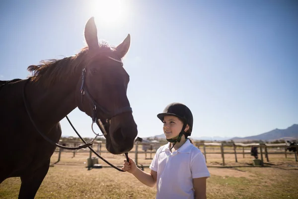 Menina de pé com o cavalo no rancho — Fotografia de Stock