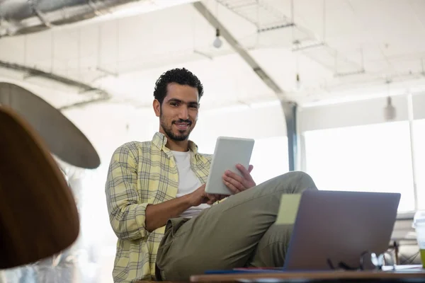 Young man using tablet in office — Stock Photo, Image