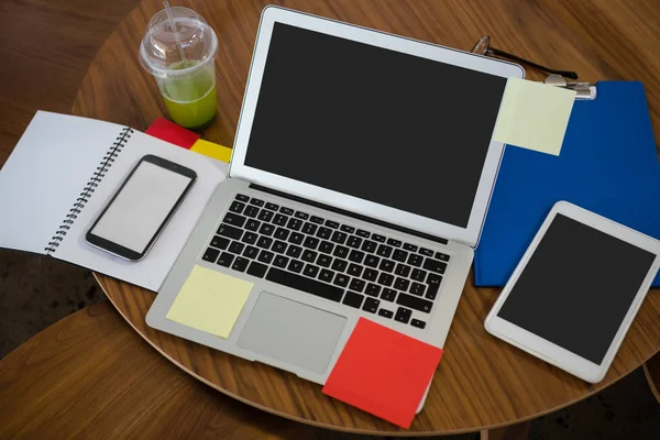 ラップトップ コンピューターおよびオフィスでテーブルのデジタル タブレット — ストック写真