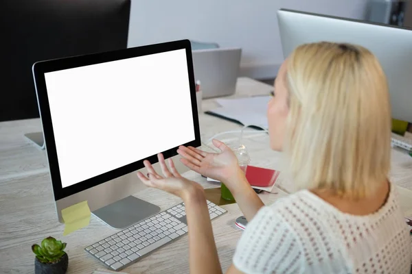 Frau gestikuliert bei der Arbeit im Büro — Stockfoto