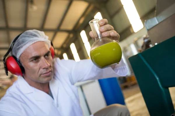 Techniker untersucht Olivenöl — Stockfoto