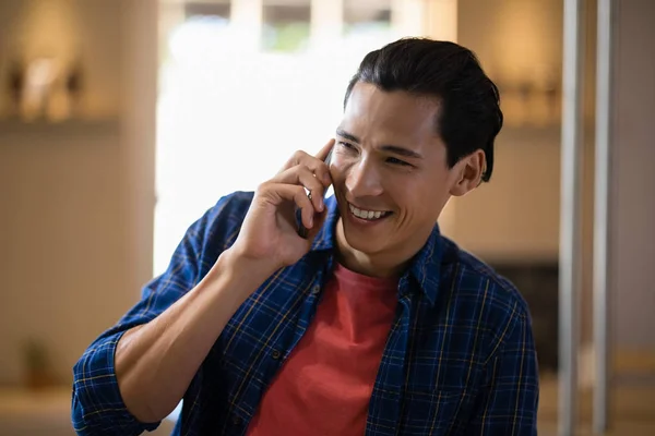 Man talking on mobile phone — Stock Photo, Image