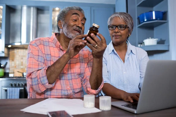 Man op zoek naar geneeskunde — Stockfoto