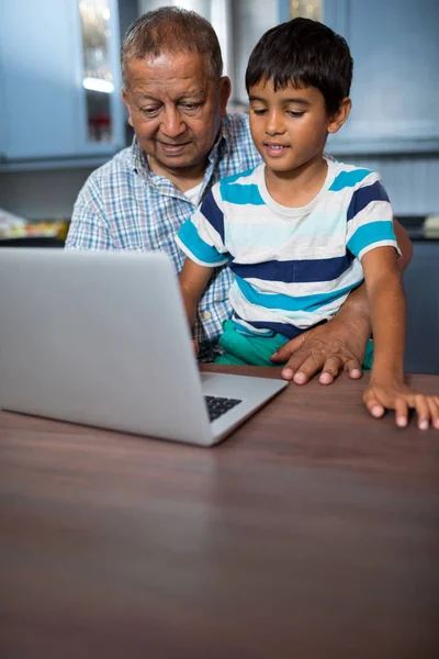 Avô com menino usando laptop — Fotografia de Stock