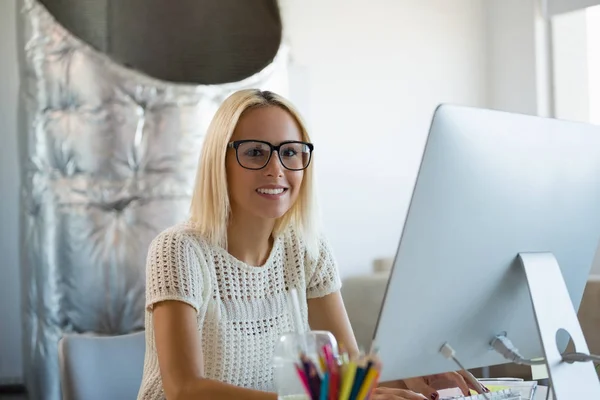 Mulher usando computador no escritório — Fotografia de Stock