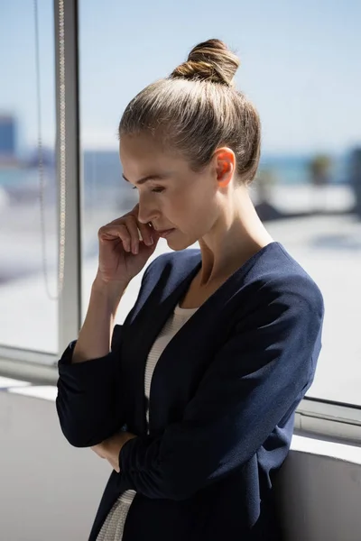 Pensativa mujer de negocios mirando hacia abajo — Foto de Stock