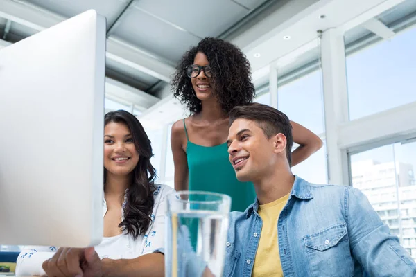 Ejecutivos trabajando en computadoras — Foto de Stock