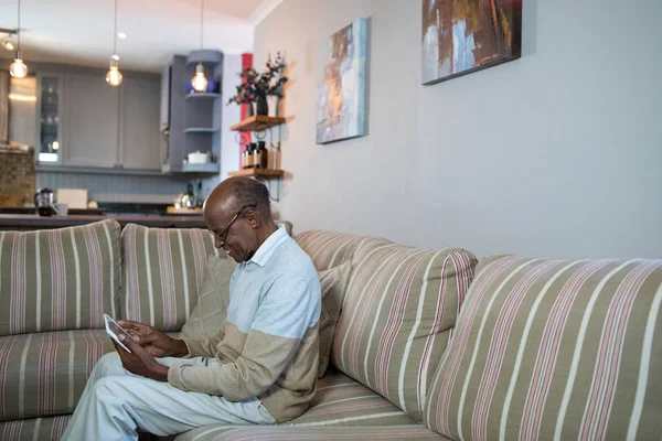 Hombre mayor feliz usando tableta —  Fotos de Stock