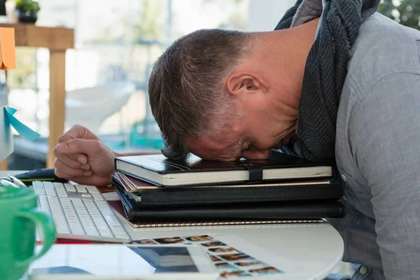 Frustrovaný muž spí na soubory v sadě office — Stock fotografie