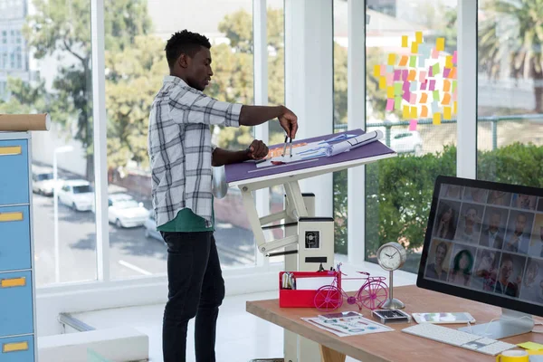 Homme exécutif faisant du yoga dans le bureau — Photo