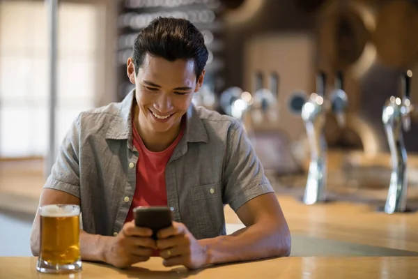 Mann benutzt Handy in Restaurant — Stockfoto