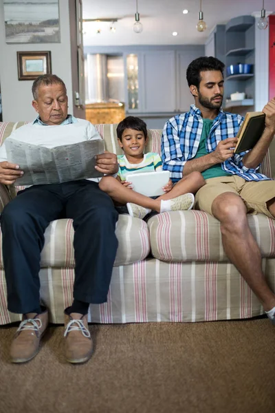 Jongen met vader en grootvader op Bank — Stockfoto
