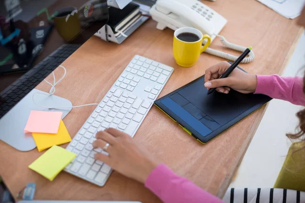 Vrouwelijke grafisch ontwerper werken bij receptie — Stockfoto