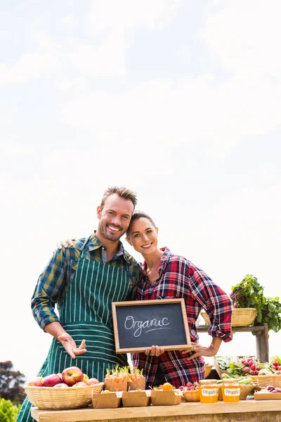 Pareja con pizarra venta de verduras — Foto de Stock