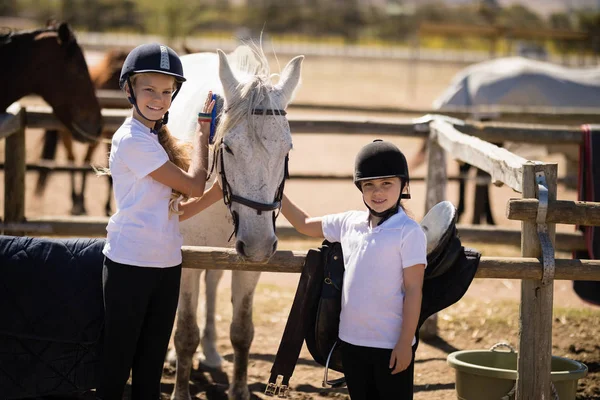 Meninas preparando o cavalo — Fotografia de Stock