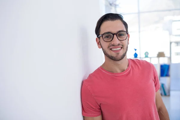 Ejecutivo masculino apoyado en la pared — Foto de Stock