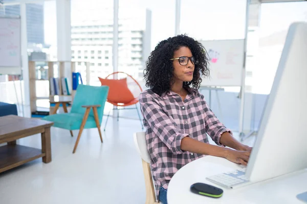 Ejecutiva femenina trabajando en computadora —  Fotos de Stock