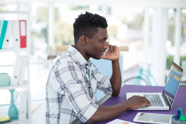 Executive talking on phone — Stock Photo, Image