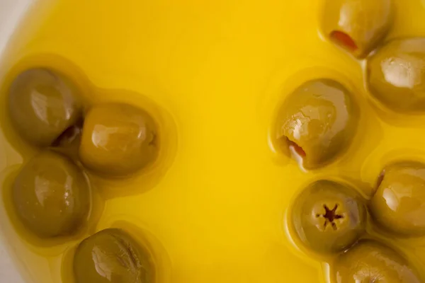Grüne Oliven mit Öl — Stockfoto