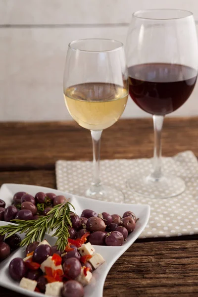 Aceitunas servidas con vino en la mesa — Foto de Stock