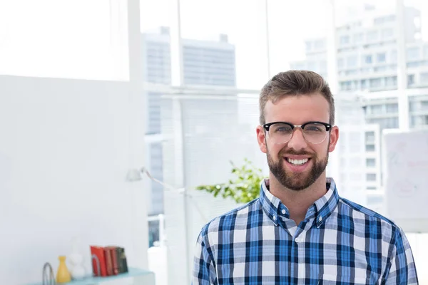 Sonriente ejecutivo masculino de pie en el cargo — Foto de Stock