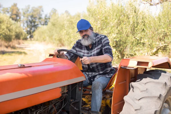 Homme confiant assis dans le tracteur — Photo