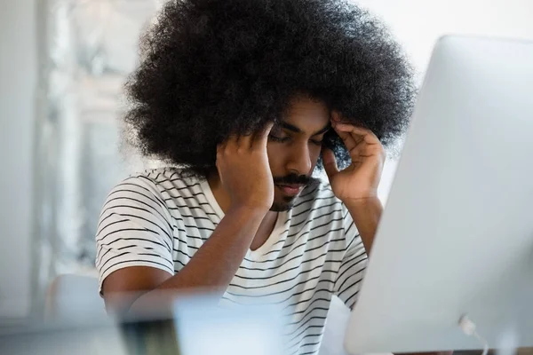 Müder Mann mit geschlossenen Augen im Büro — Stockfoto