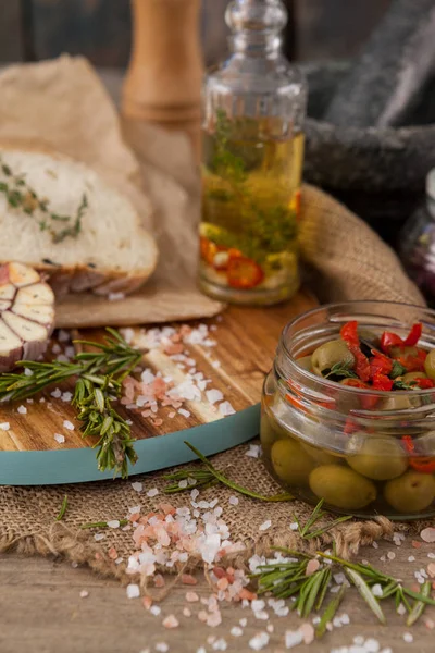 Baharat ve otlar zeytin kap içinde tarafından — Stok fotoğraf