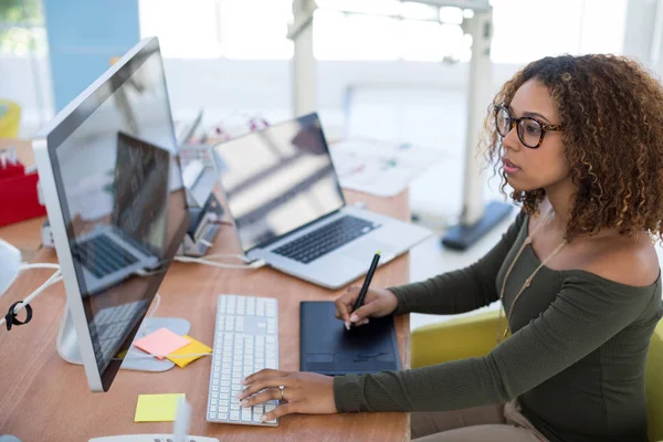 Vrouwelijke grafisch ontwerper werkt aan computer — Stockfoto