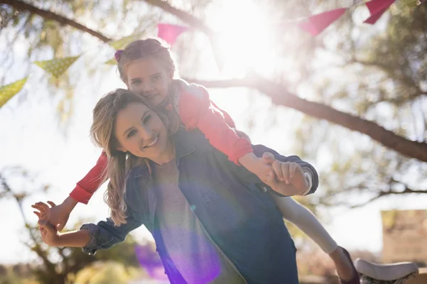 Mãe e filha desfrutando juntos — Fotografia de Stock