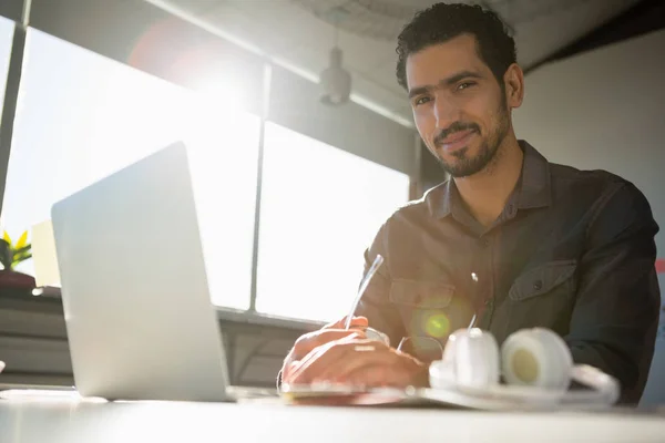 Empresário usando laptop na mesa no escritório — Fotografia de Stock