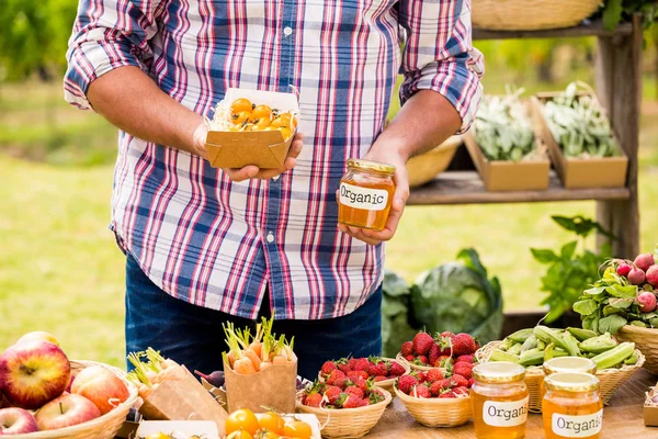 Man selling tomatoes and preserves — Stock Photo, Image
