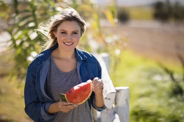 Vrouw met watermeloen segment in park — Stockfoto