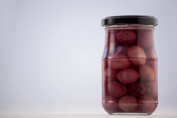 Красные оливки в стеклянной банке — стоковое фото