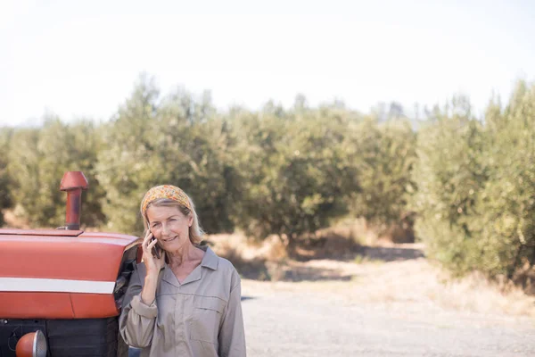 Femme parlant sur téléphone portable dans une ferme d'olivier — Photo