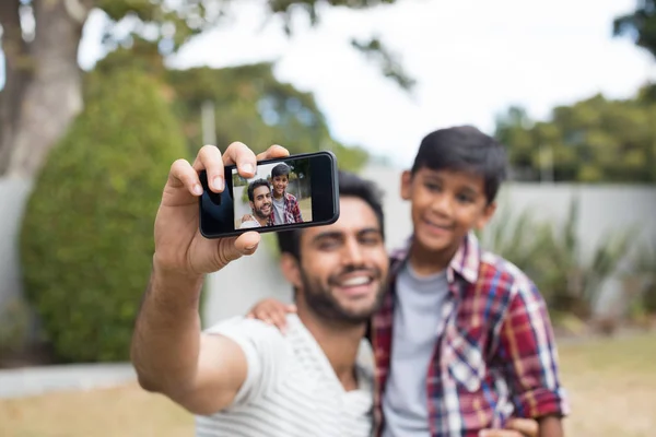 Padre e figlio parlando selfie — Foto Stock