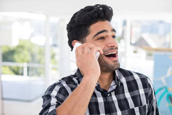 Ejecutivo masculino hablando en el teléfono móvil — Foto de Stock