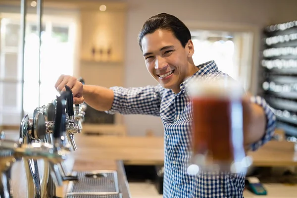 Bar tendre offrant un verre de bière au client — Photo